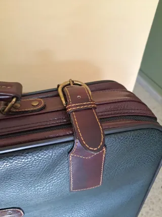 Maleta Vintage Piel granate y Verde.trasera negra.