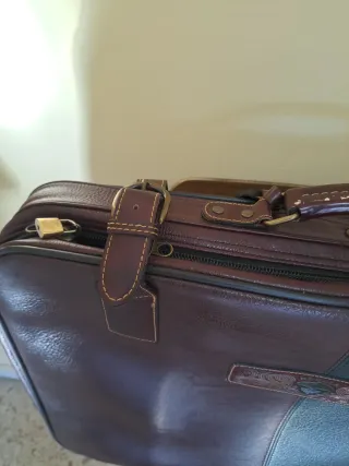 Maleta Vintage Piel granate y Verde.trasera negra.