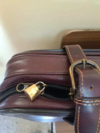 Maleta Vintage Piel granate y Verde.trasera negra.