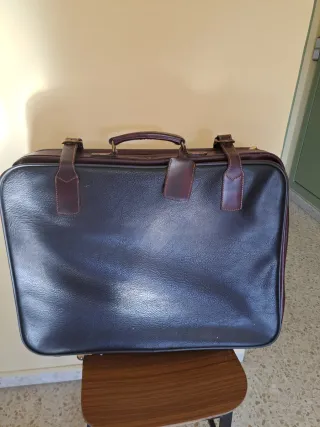 Maleta Vintage Piel granate y Verde.trasera negra.