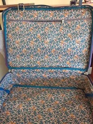 Maleta Vintage Piel granate y Verde.trasera negra.