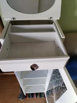 Cómoda/armario blanco con puerta de cristal