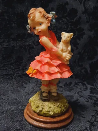 Statuetta bambina con orsetto