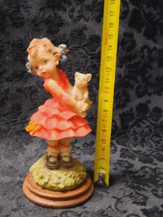 Statuetta bambina con orsetto