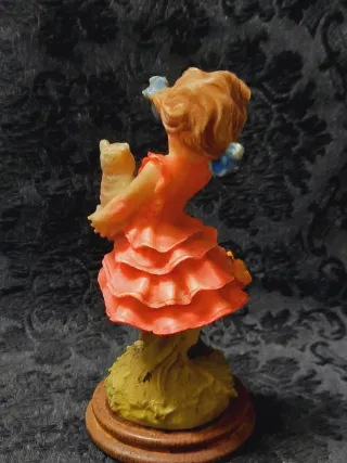 Statuetta bambina con orsetto