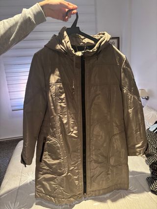 Chaqueta beige con capucha