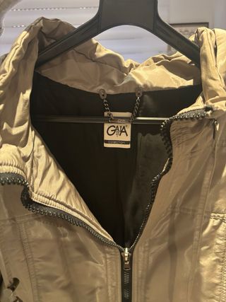 Chaqueta beige con capucha