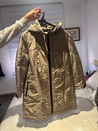 Chaqueta beige con capucha
