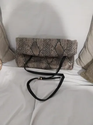 Tres bolsos casi nuevos uno sin estrenar.A 3€