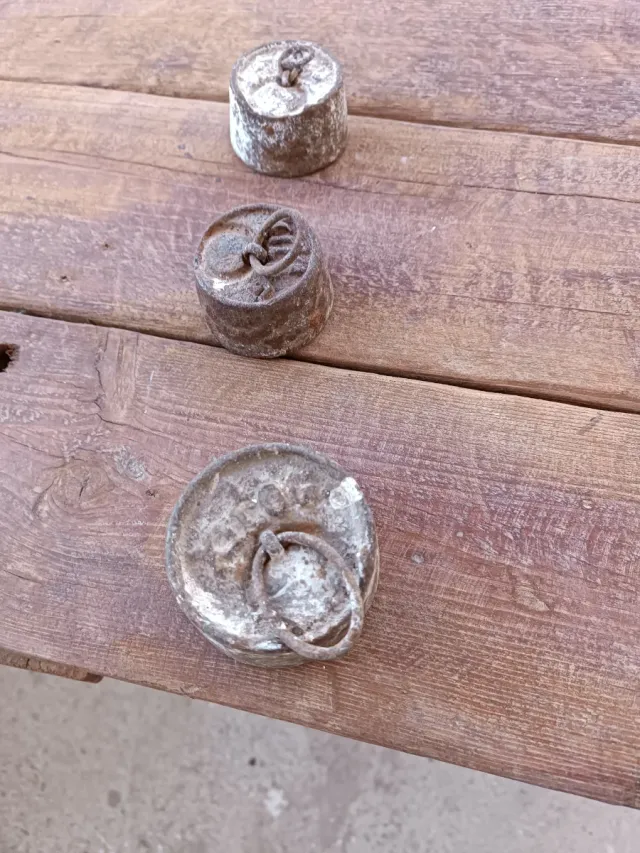 Lote 3 pesas balanza antiguas