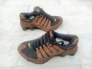 Zapatillas Nike Shox NZ marrón y negra