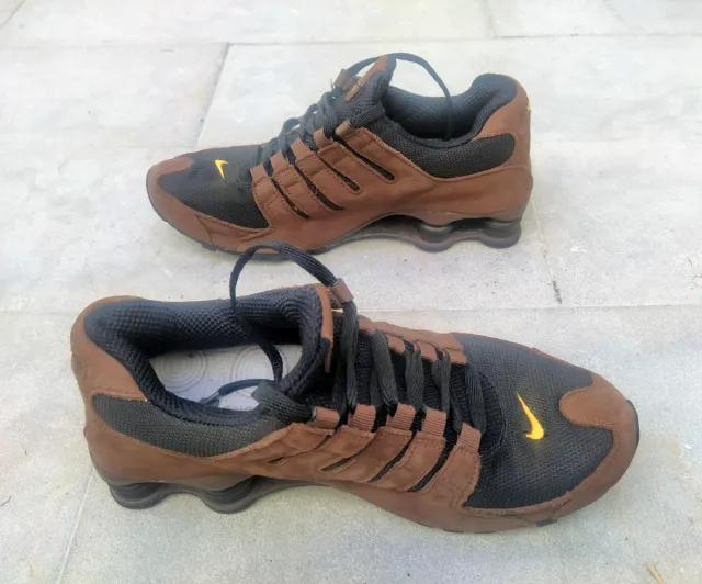 Zapatillas Nike Shox NZ marrón y negra