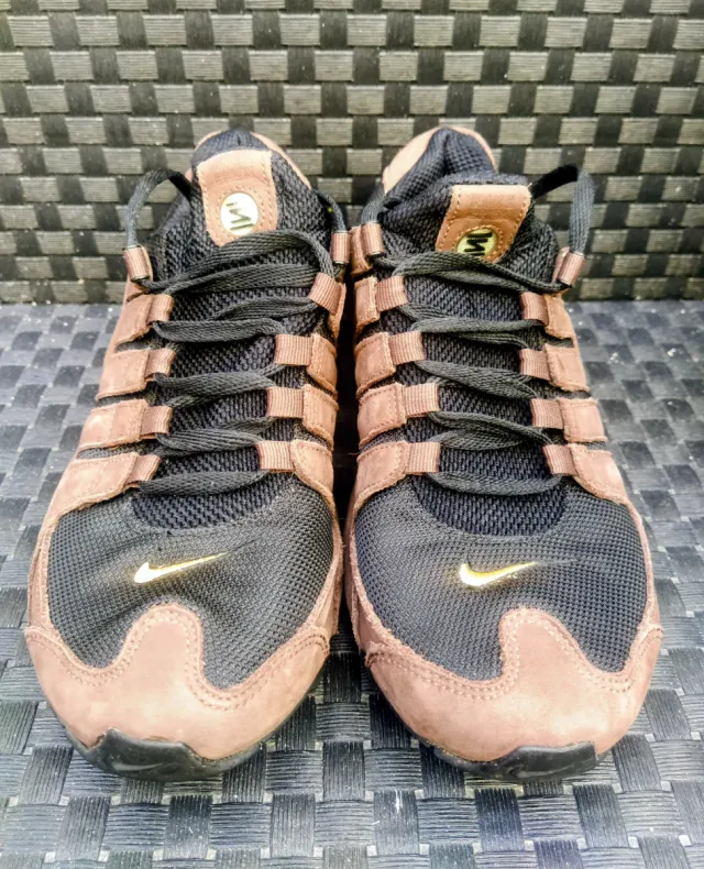 Zapatillas Nike Shox NZ marrón y negra