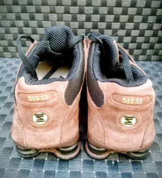 Zapatillas Nike Shox NZ marrón y negra