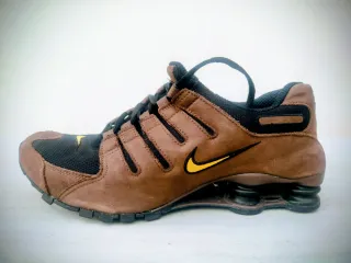 Zapatillas Nike Shox NZ marrón y negra