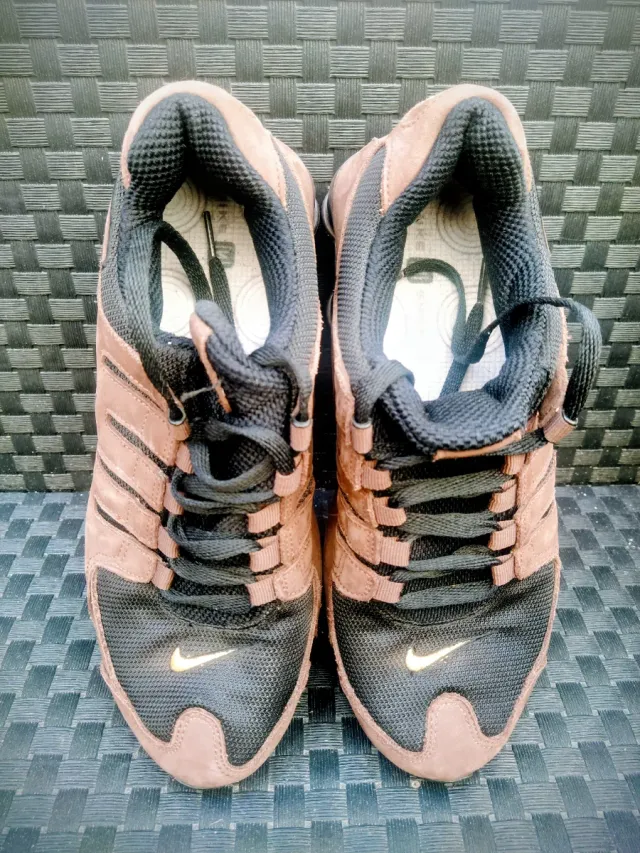 Zapatillas Nike Shox NZ marrón y negra