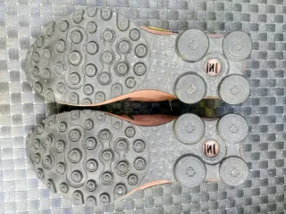 Zapatillas Nike Shox NZ marrón y negra