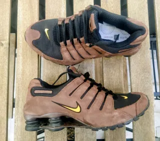 Zapatillas Nike Shox NZ marrón y negra
