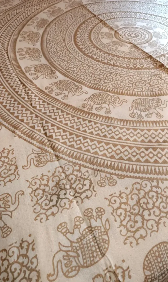 Copriletto ricamato dorato con elefante, 4 disponibili