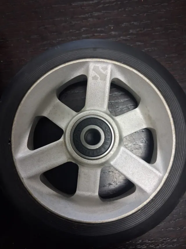 Rueda de patinete con rodamiento