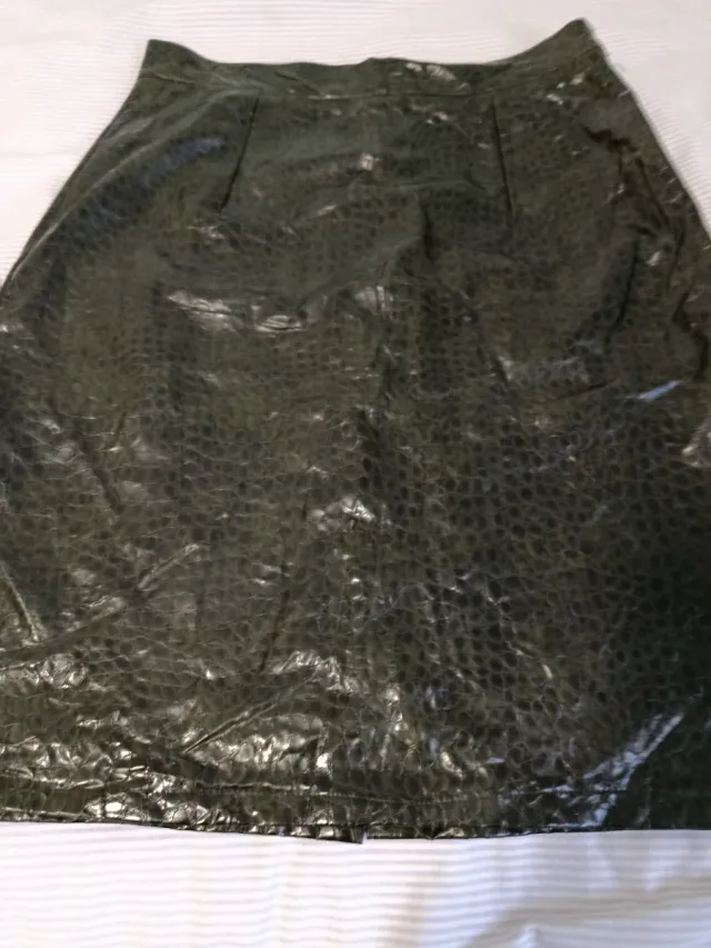 Falda verde oscuro efecto piel
