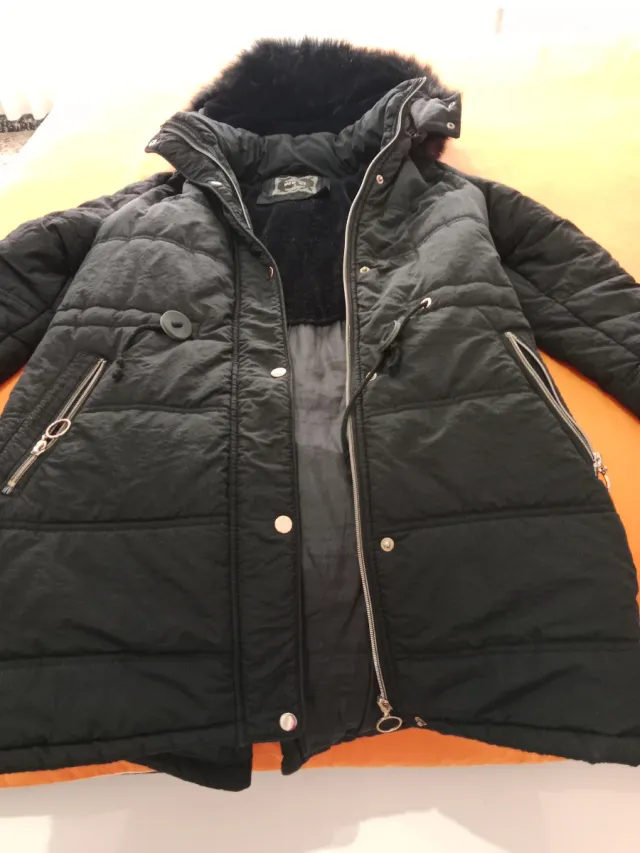 Plumífero negro con capucha