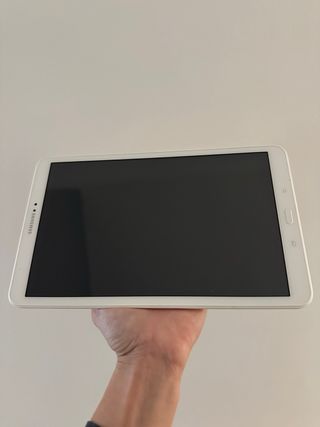 Tablet Samsung Blanca 16GB con funda.