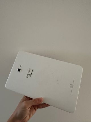 Tablet Samsung Blanca 16GB con funda.