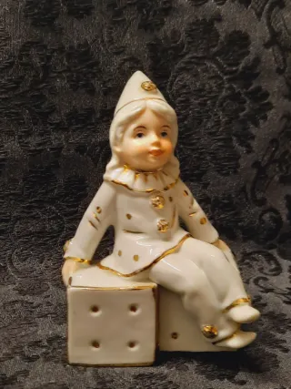 Figura porcellana Arlecchino seduto su dado