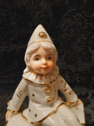 Figura porcellana Arlecchino seduto su dado