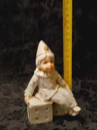 Figura porcellana Arlecchino seduto su dado