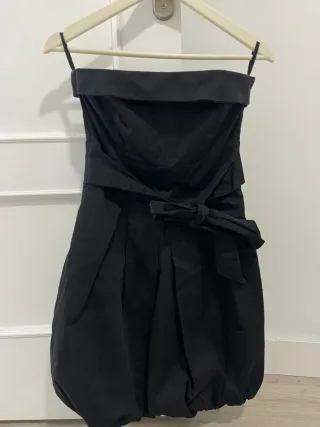 Vestido negro strapless con lazada S