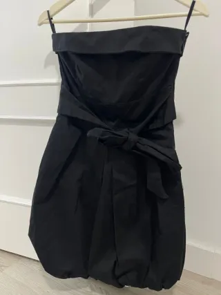 Vestido negro strapless con lazada S