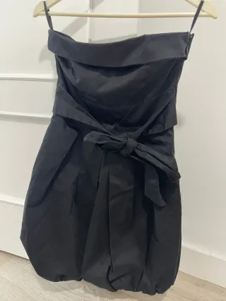 Vestido negro strapless con lazada S