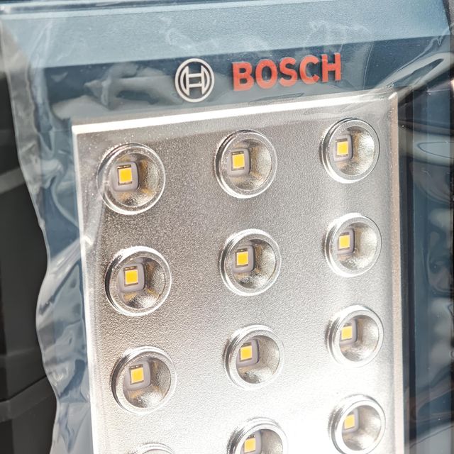 Foco de luz Bosch Professional GLI 18V-1200 C con batteria da estrenare