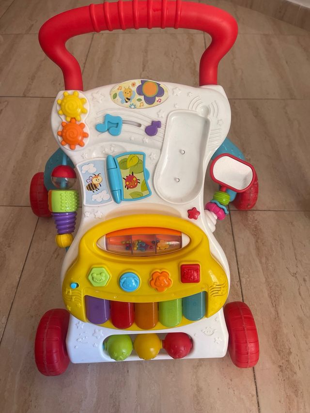Caminador infantil con piano e attività