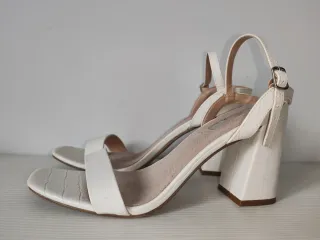 Sandalias blancas tacón bloque Primark