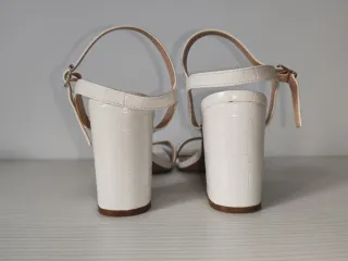 Sandalias blancas tacón bloque Primark