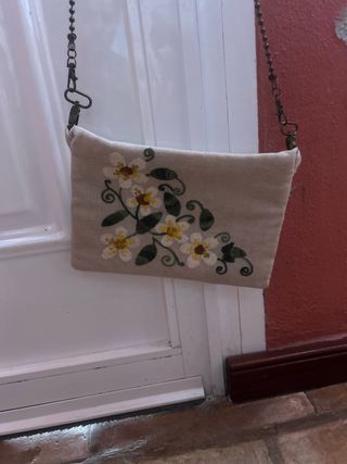 Bolso hecho a mano con flores bordadas