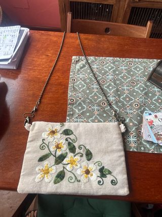 Bolso hecho a mano con flores bordadas