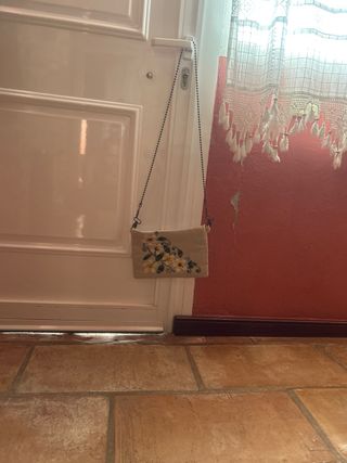 Bolso hecho a mano con flores bordadas