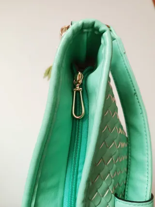 Bolso verde tejido con detalles dorados