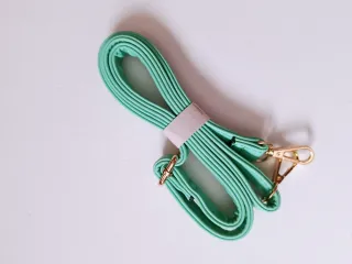 Bolso verde tejido con detalles dorados