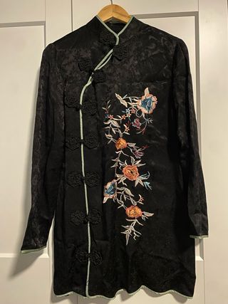 Vestido estilo kimono negro bordado