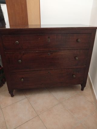 Cassettiera in legno marrone di  pioppo e baule in