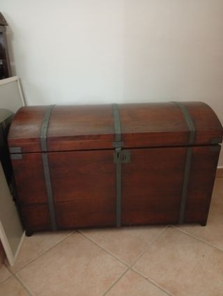 Cassettiera in legno marrone di  pioppo e baule in