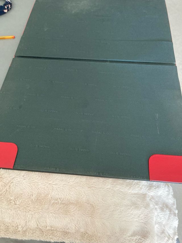 Carpeta de sobremesa roja