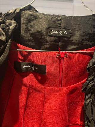 Vestido rojo con chaqueta negra