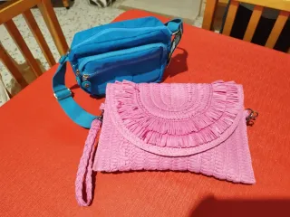 Bolso azul y clutch rosa