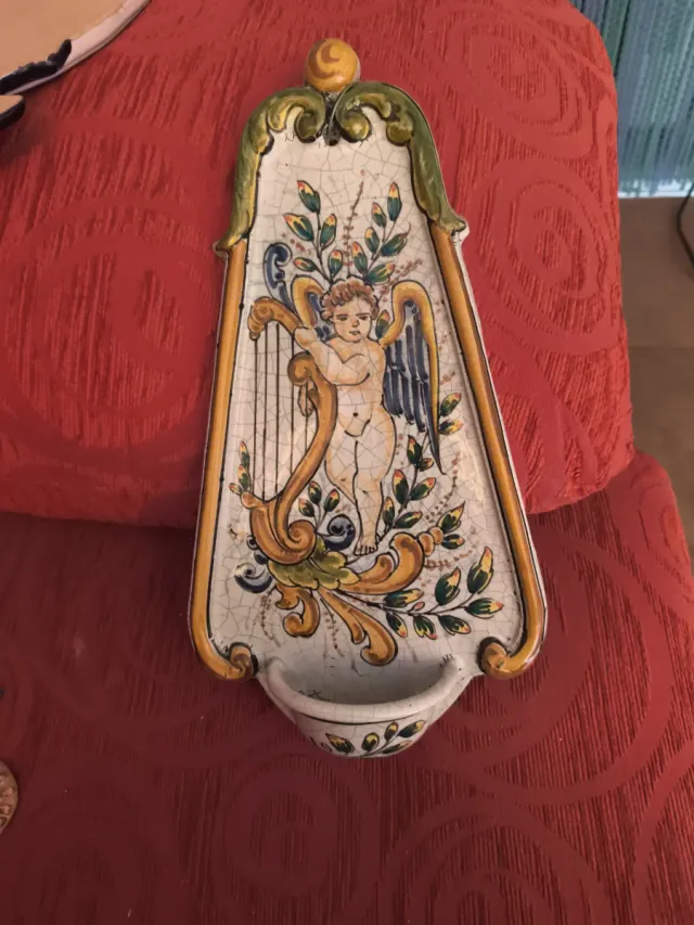 Benditera de cerâmica com anjo e harpa